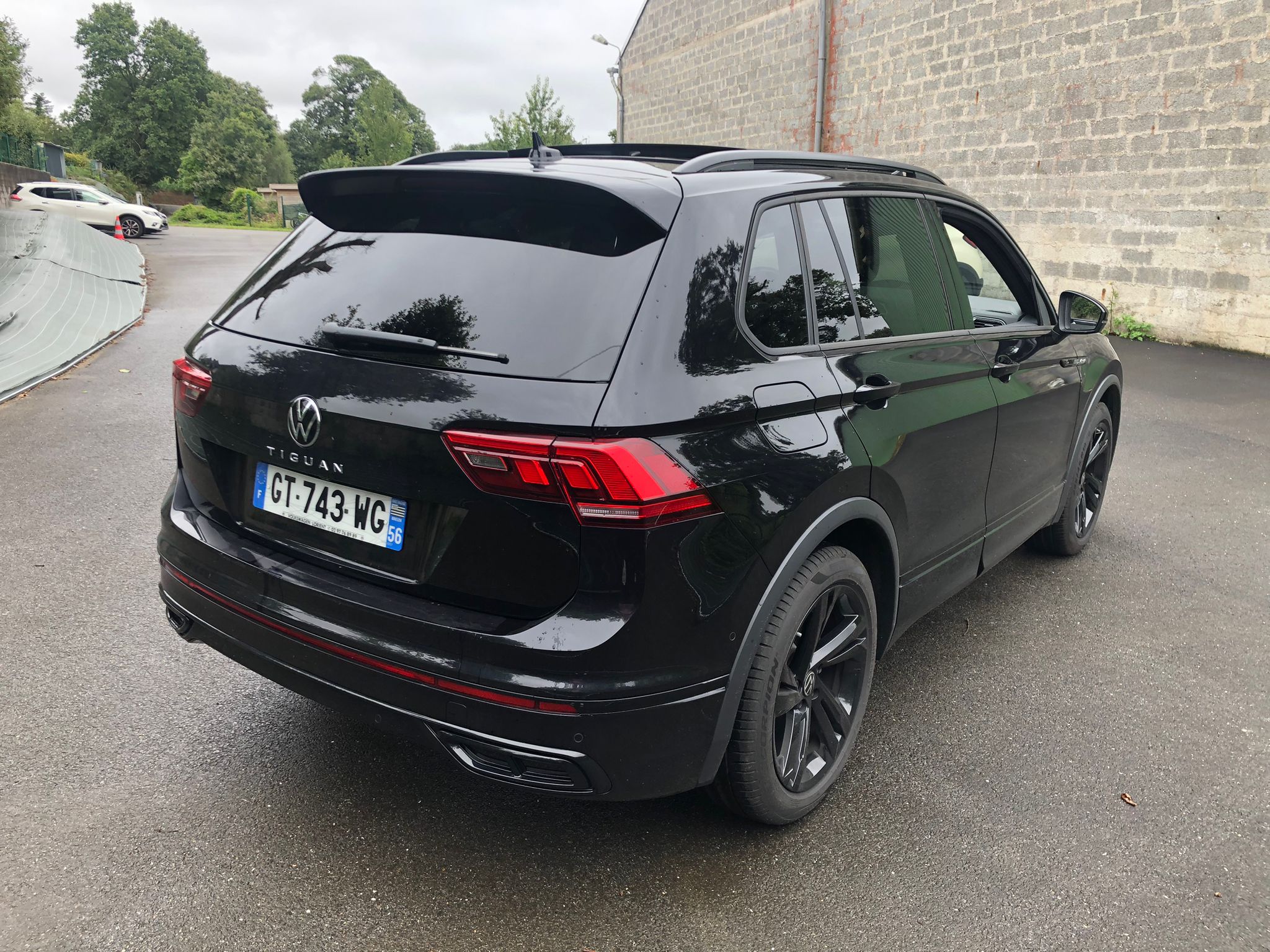 Volkswagen TIGUAN Black R-Line - Image 3