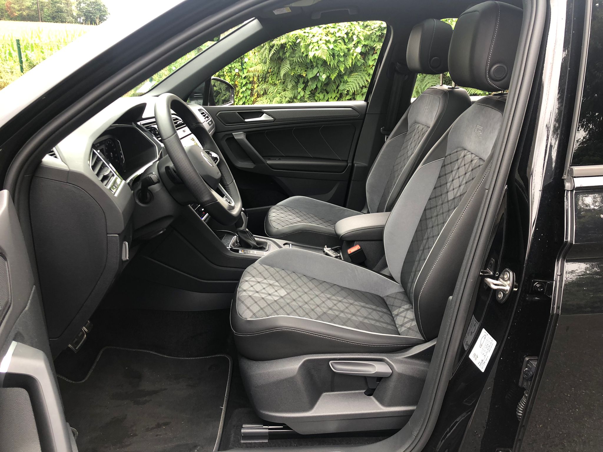 Volkswagen TIGUAN Black R-Line - Image 4